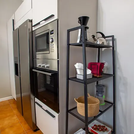 Housmart Lorenzo Costa 17 Apartment