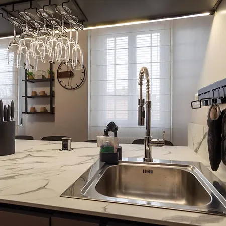 Housmart Lorenzo Costa 17 Apartment