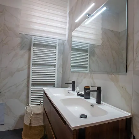 Housmart Lorenzo Costa 17 Apartment *