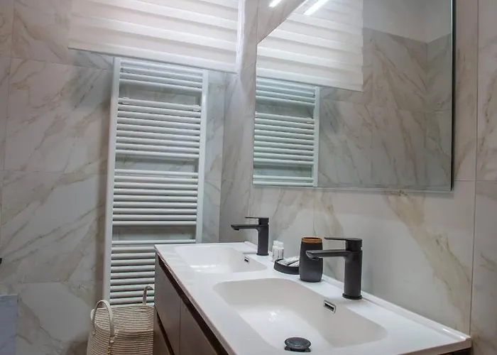 Housmart Lorenzo Costa 17 شقة *